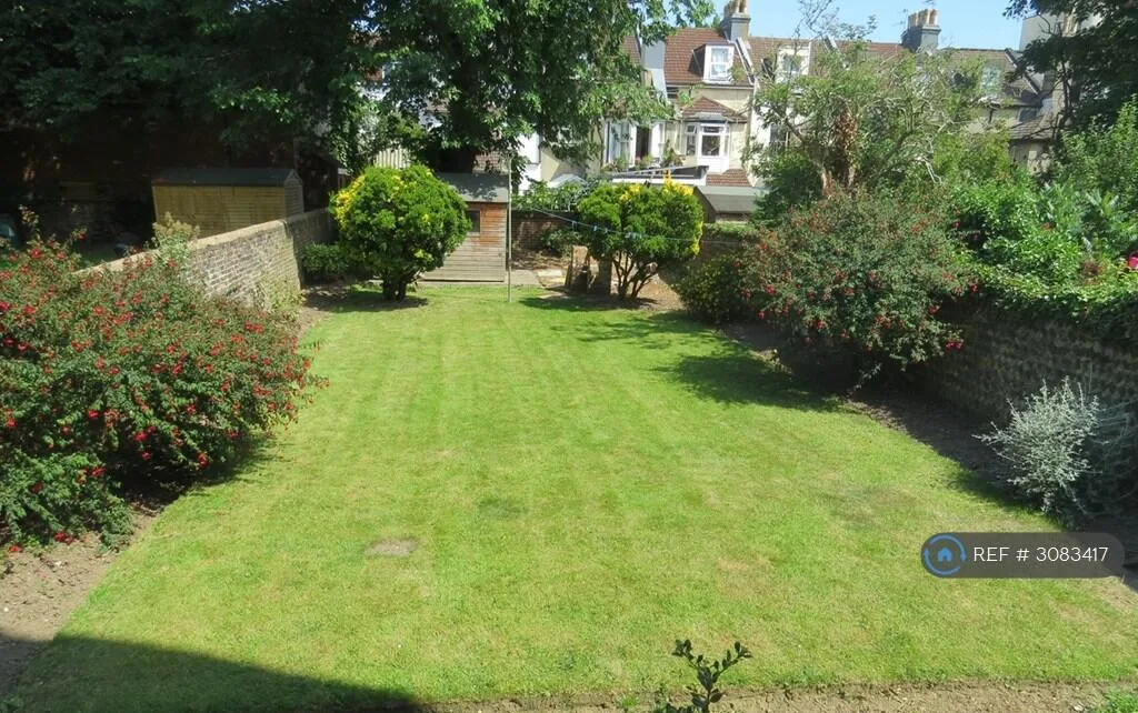 6 bedroom semi-detached house for rent