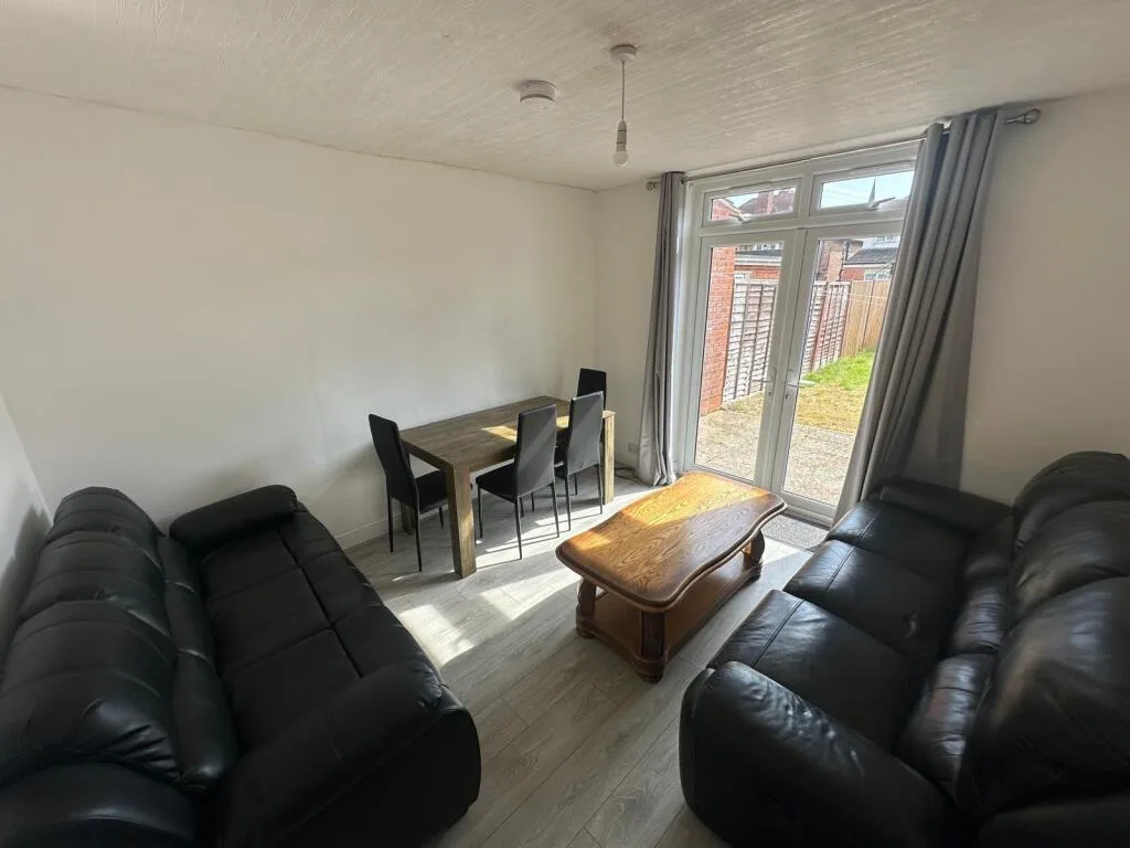 4 bedroom semi-detached house for rent