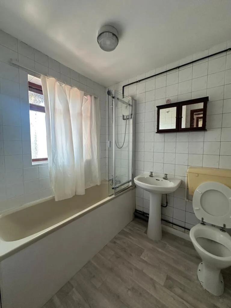 4 bedroom semi-detached house for rent