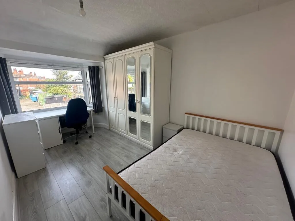 4 bedroom semi-detached house for rent