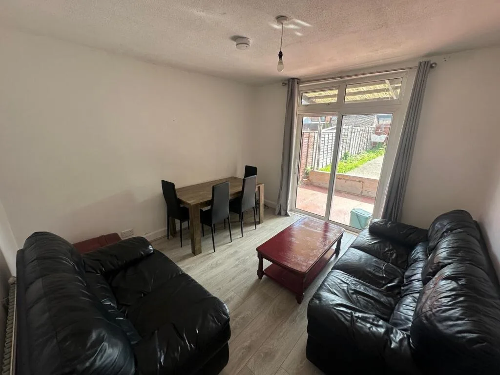 4 bedroom semi-detached house for rent