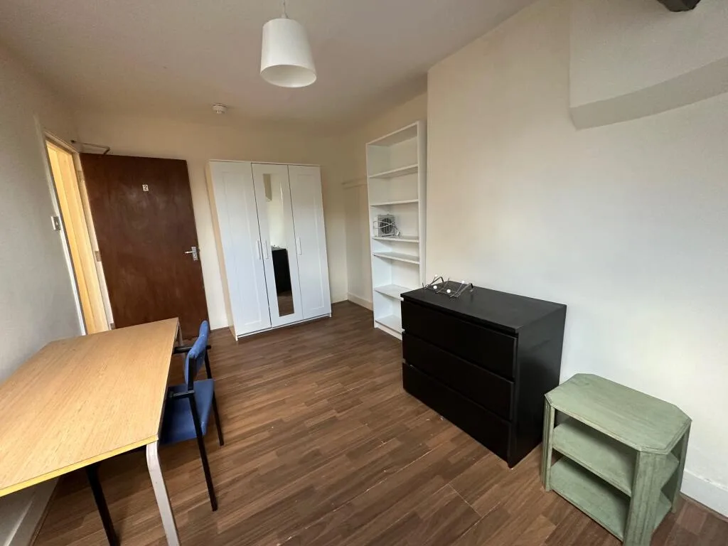 5 bedroom flat for rent