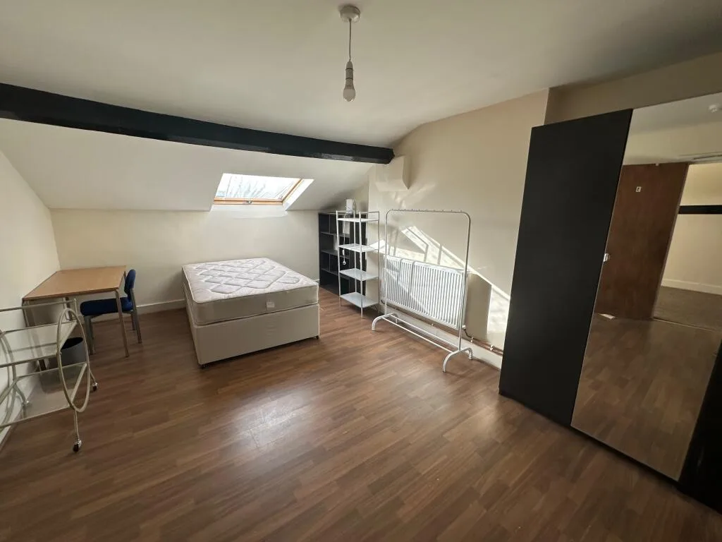 5 bedroom flat for rent