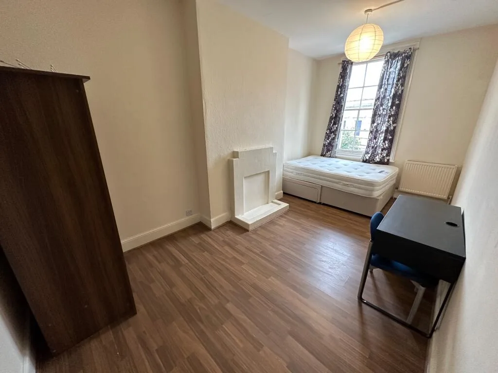 5 bedroom flat for rent