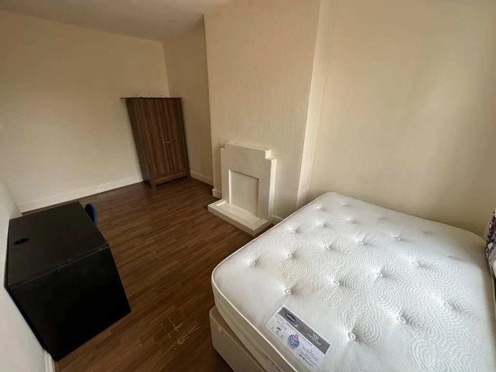 5 bedroom flat for rent