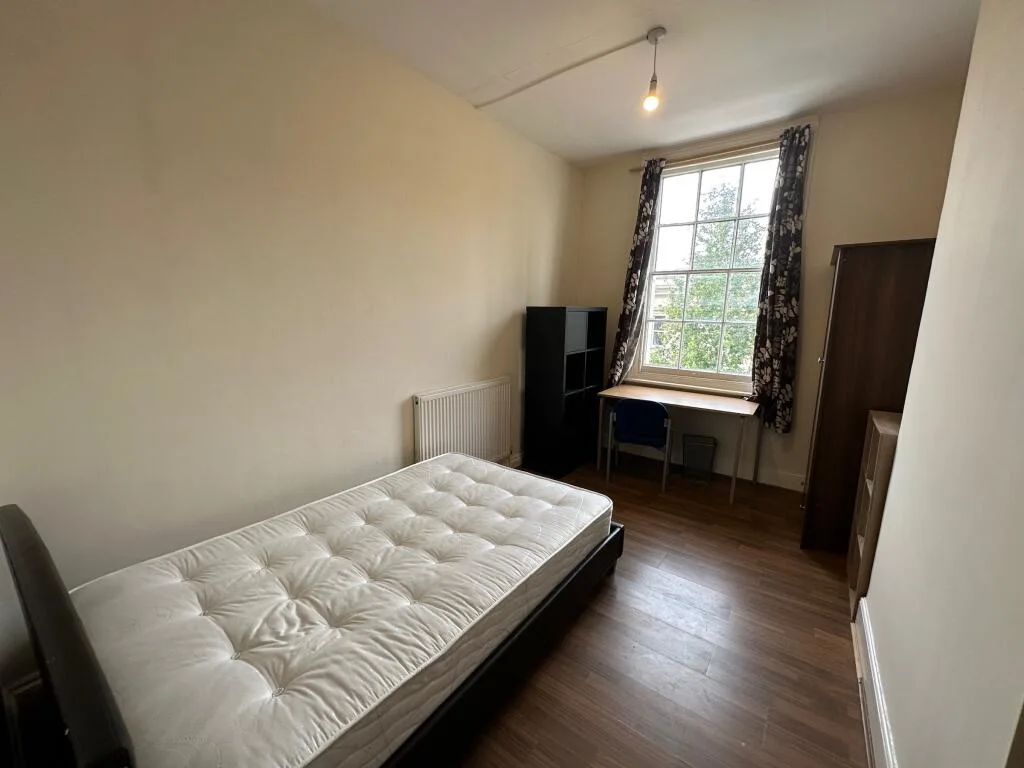 5 bedroom flat for rent
