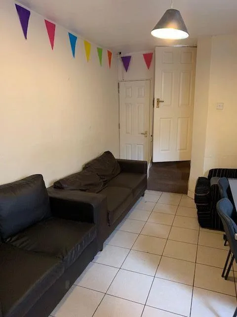 5 bedroom terraced house for rent