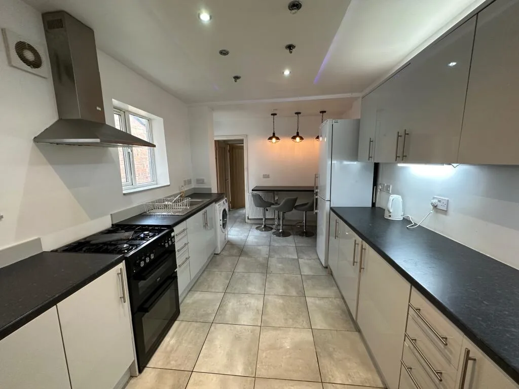 5 bedroom terraced house for rent