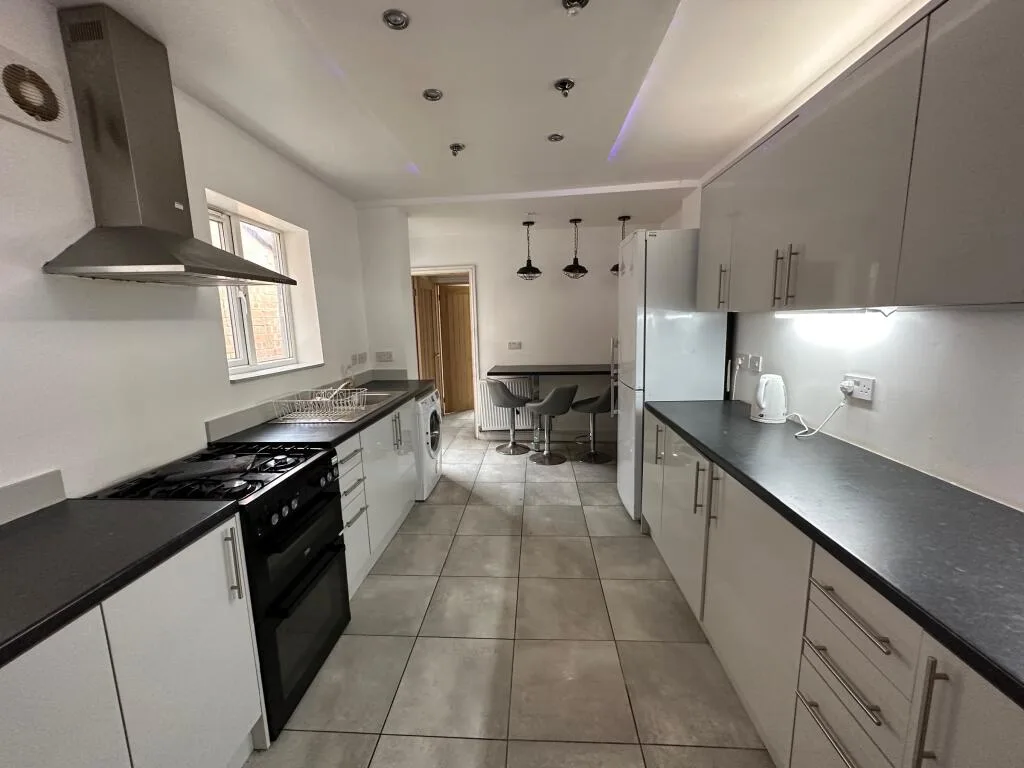5 bedroom terraced house for rent