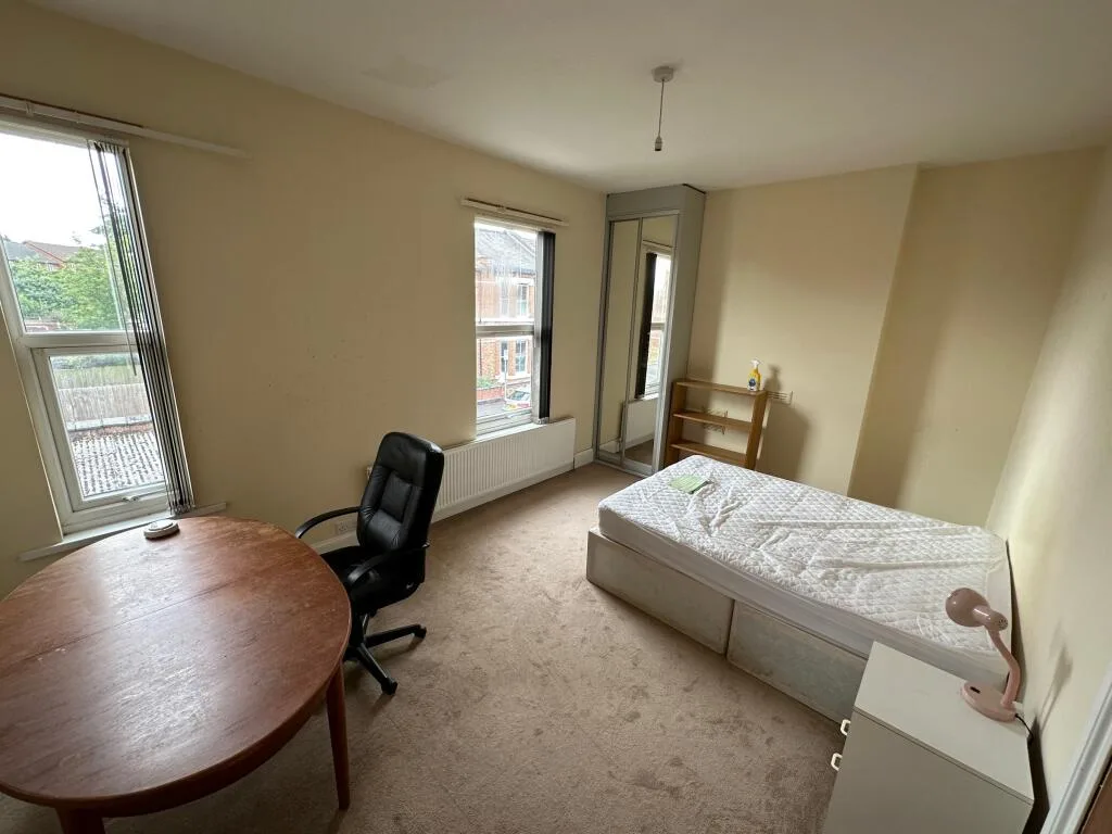 5 bedroom terraced house for rent