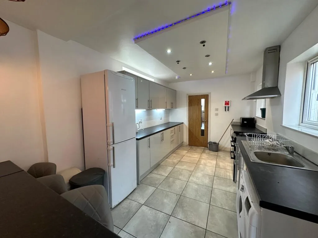 5 bedroom terraced house for rent