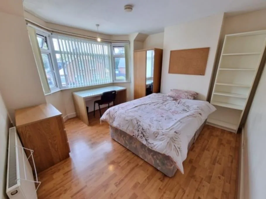 5 bedroom semi-detached house for rent