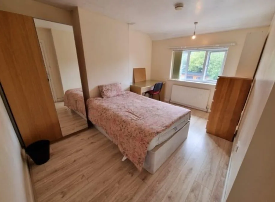 5 bedroom semi-detached house for rent