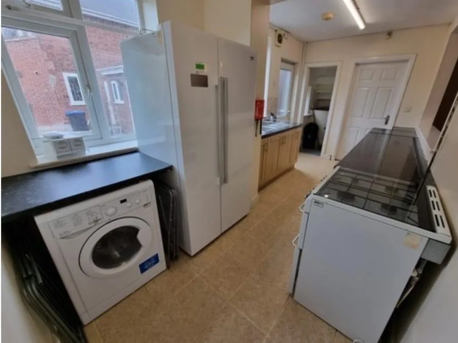 5 bedroom semi-detached house for rent