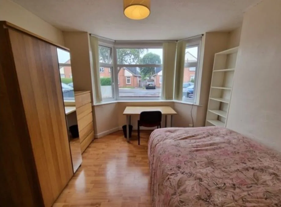 5 bedroom semi-detached house for rent