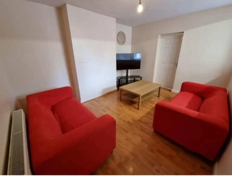 5 bedroom semi-detached house for rent