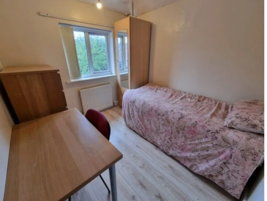 5 bedroom semi-detached house for rent