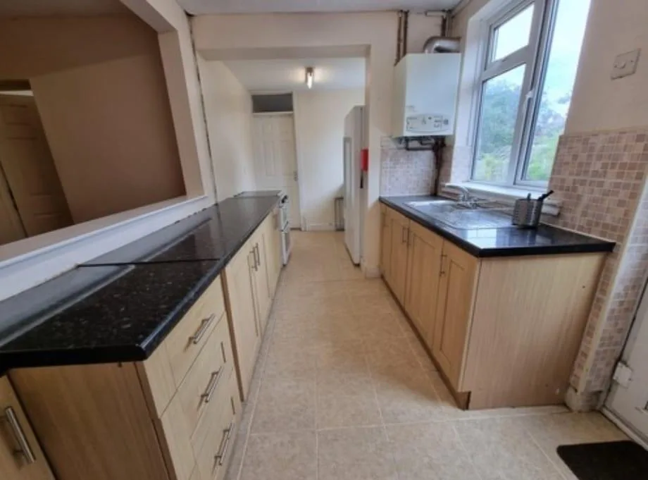 5 bedroom semi-detached house for rent