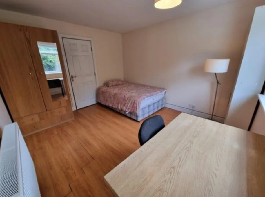 5 bedroom semi-detached house for rent