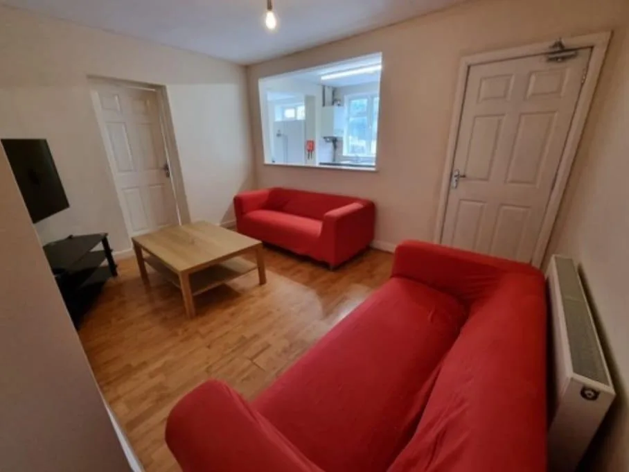 5 bedroom semi-detached house for rent