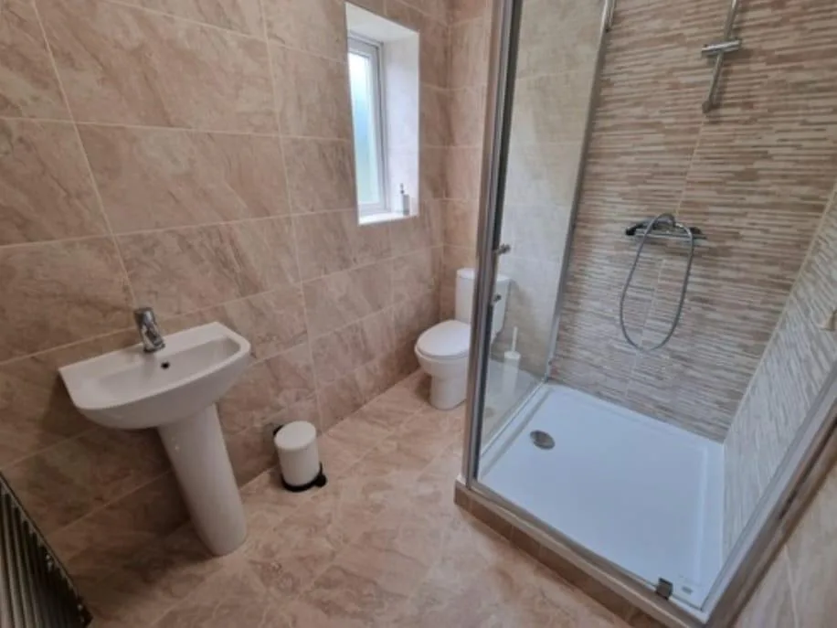 5 bedroom semi-detached house for rent