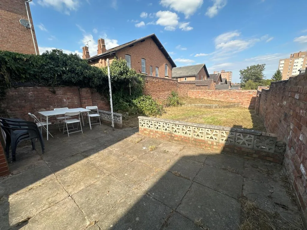 6 bedroom terraced house for rent