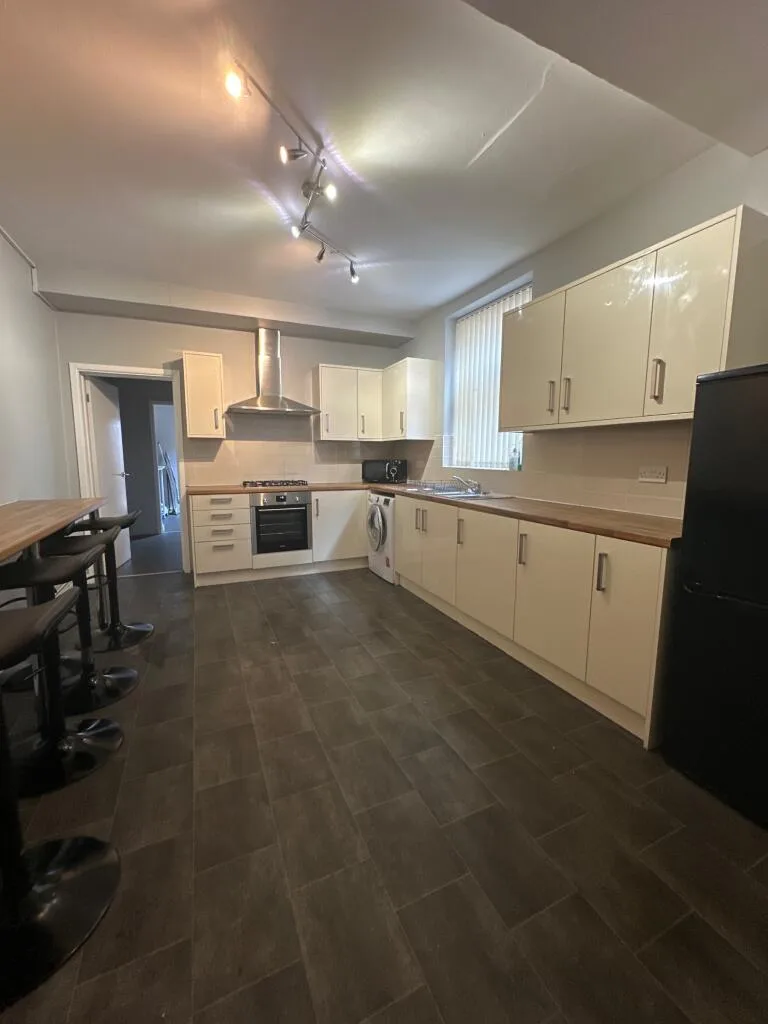 6 bedroom terraced house for rent