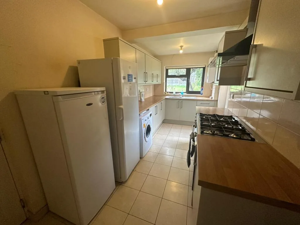 6 bedroom semi-detached house for rent