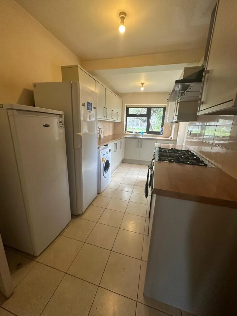 6 bedroom semi-detached house for rent