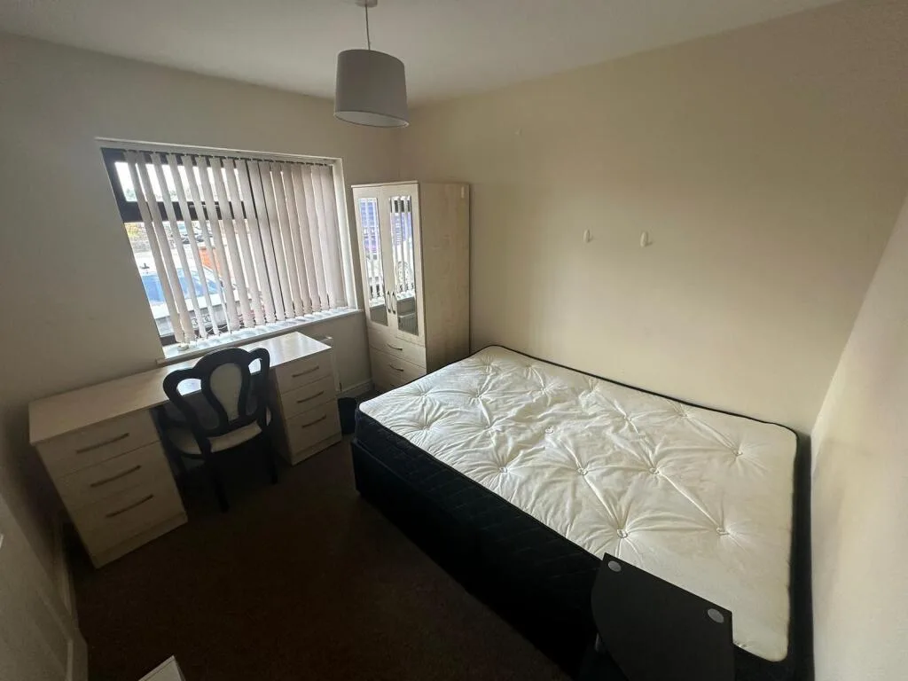 6 bedroom semi-detached house for rent