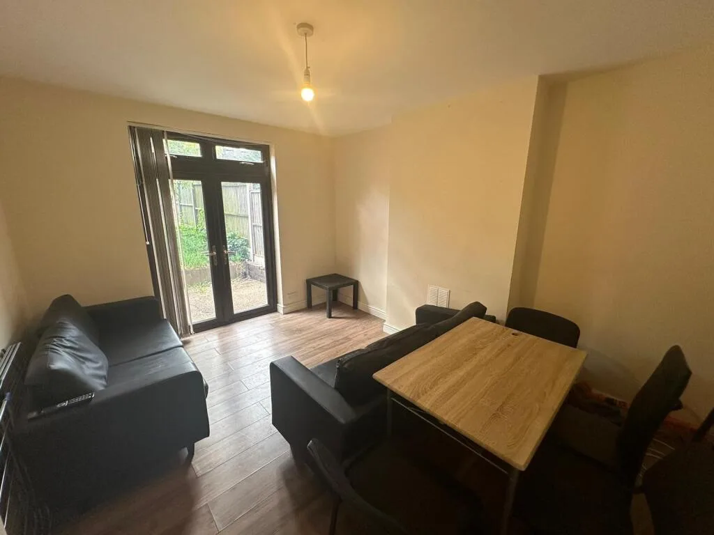 6 bedroom semi-detached house for rent
