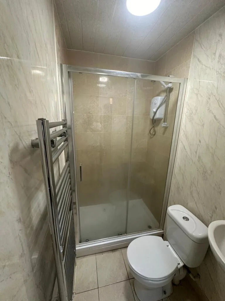 6 bedroom semi-detached house for rent