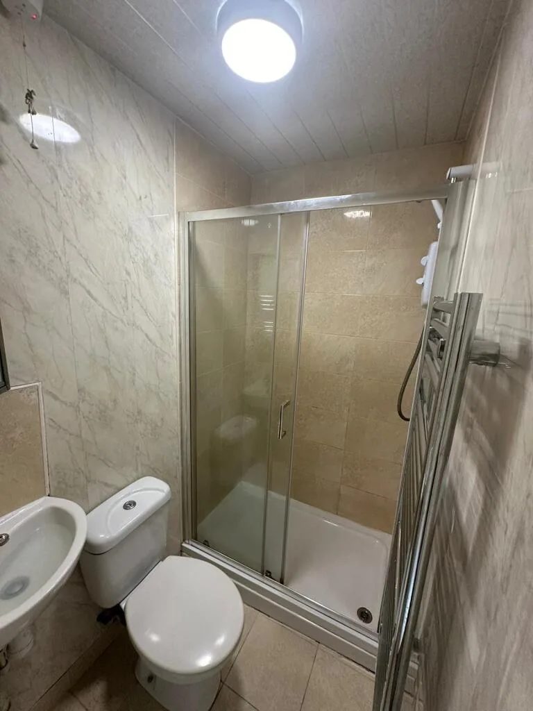 6 bedroom semi-detached house for rent