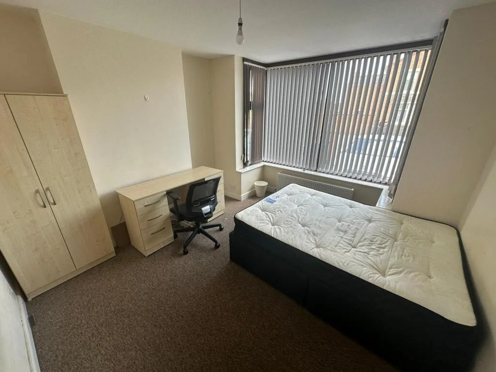 6 bedroom semi-detached house for rent
