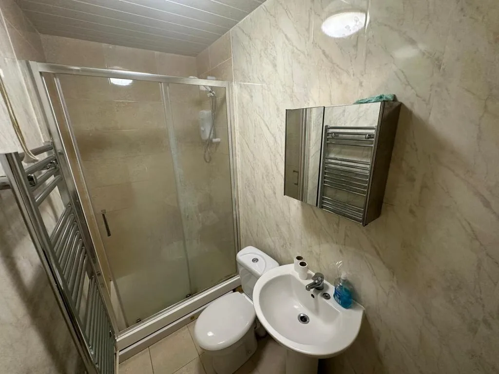 6 bedroom semi-detached house for rent