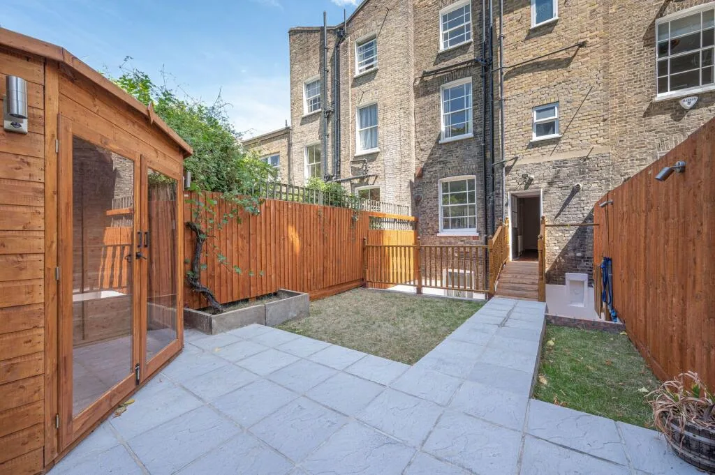 5 bedroom terraced house for rent