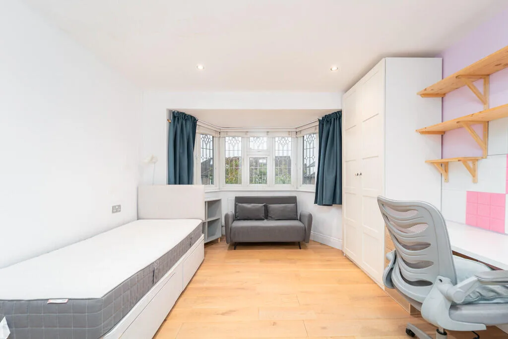 4 bedroom semi-detached house for rent