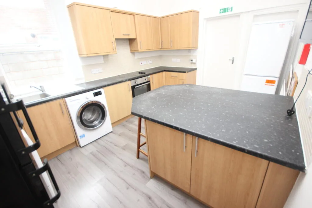 6 bedroom terraced house for rent