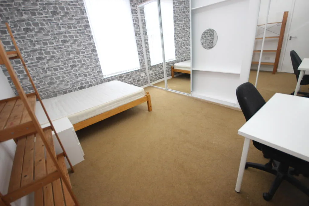 6 bedroom terraced house for rent