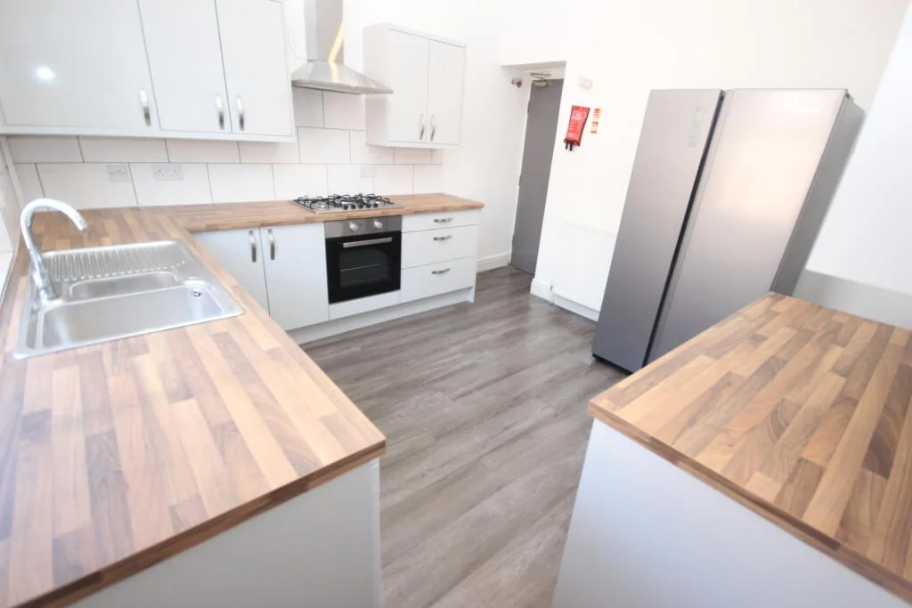 6 bedroom end of terrace house for rent