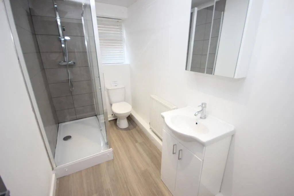 6 bedroom end of terrace house for rent
