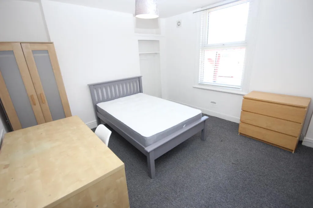 6 bedroom end of terrace house for rent