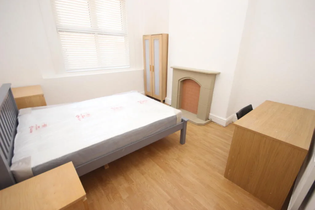 6 bedroom end of terrace house for rent