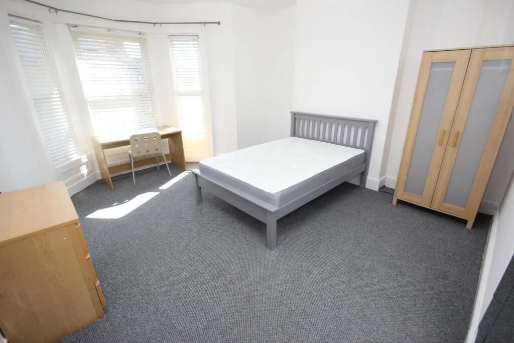 6 bedroom end of terrace house for rent