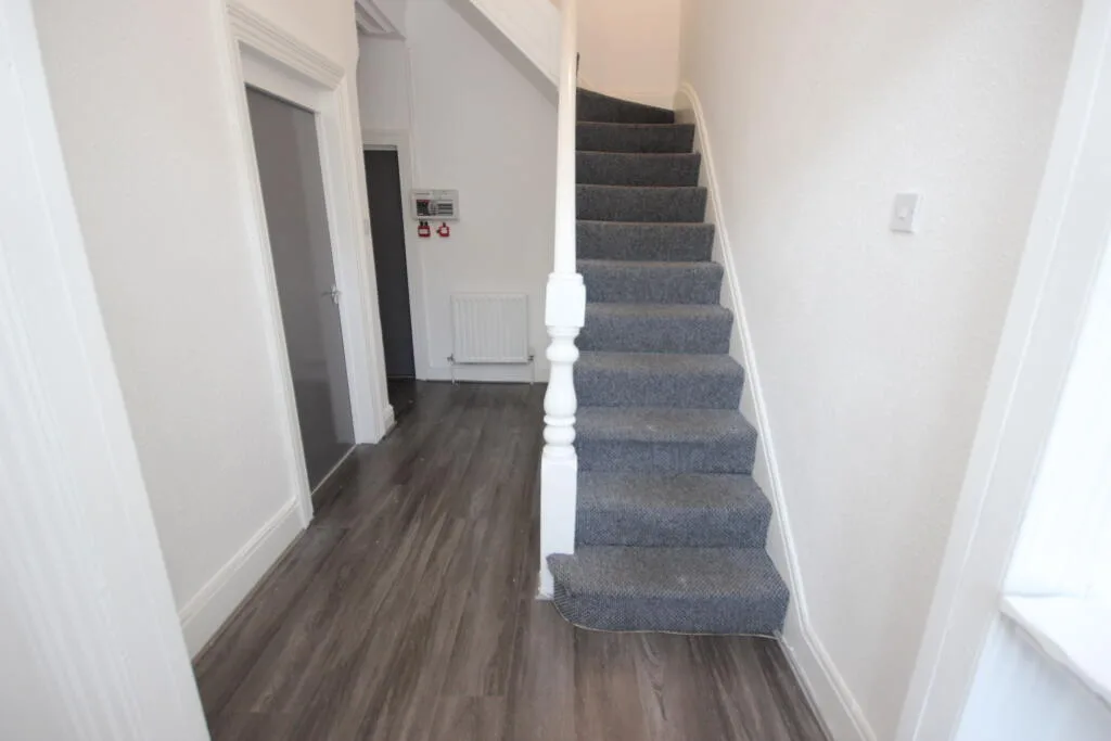 6 bedroom end of terrace house for rent