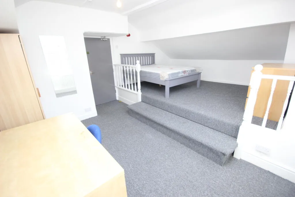 6 bedroom end of terrace house for rent