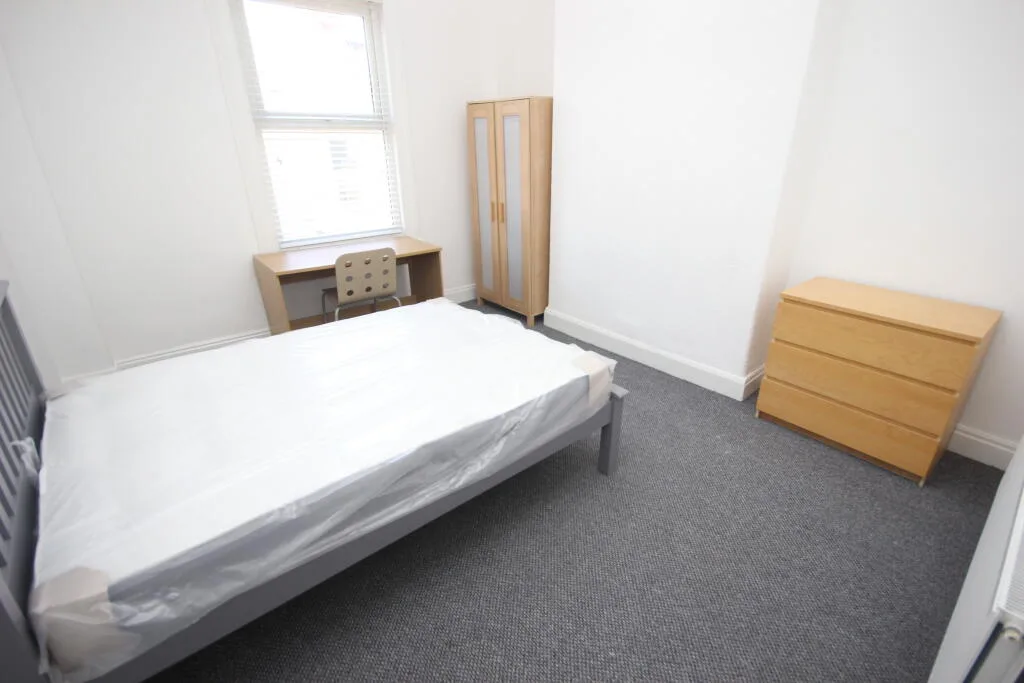6 bedroom end of terrace house for rent