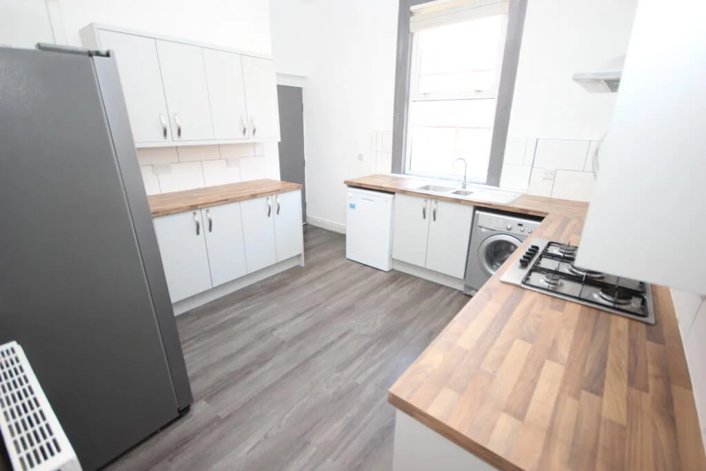 6 bedroom end of terrace house for rent