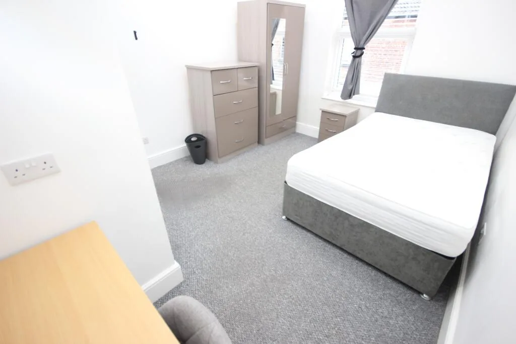 4 bedroom end of terrace house for rent