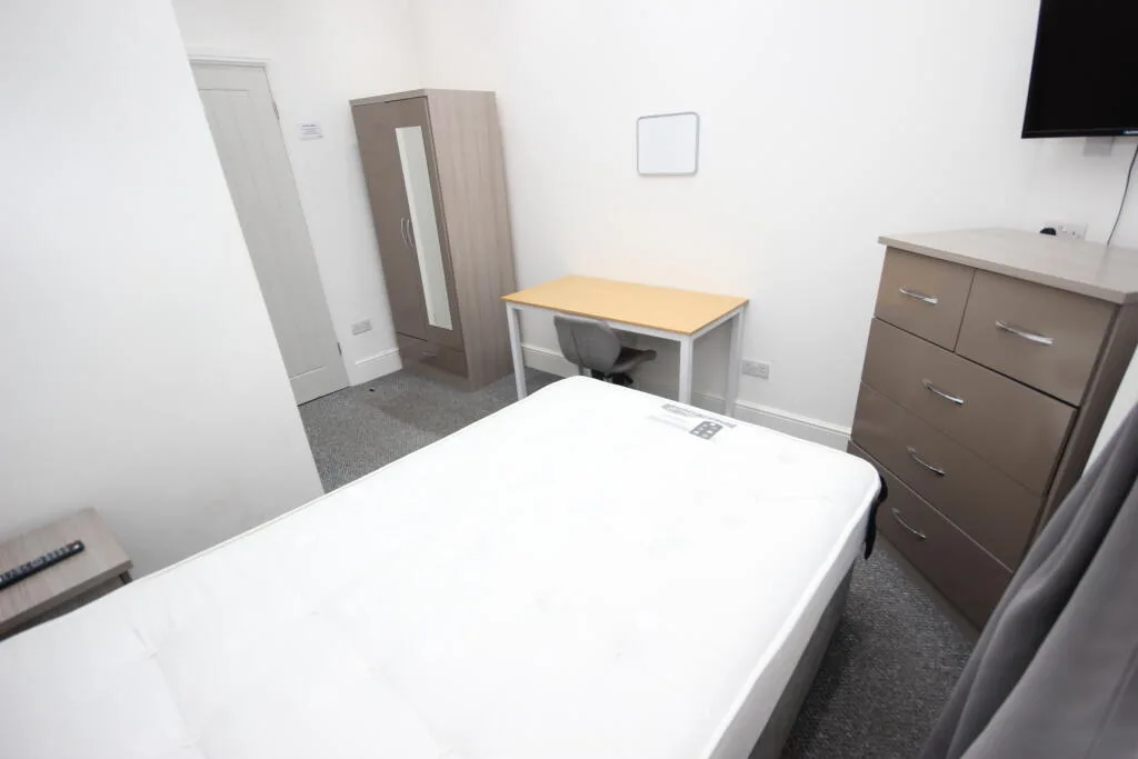 4 bedroom end of terrace house for rent
